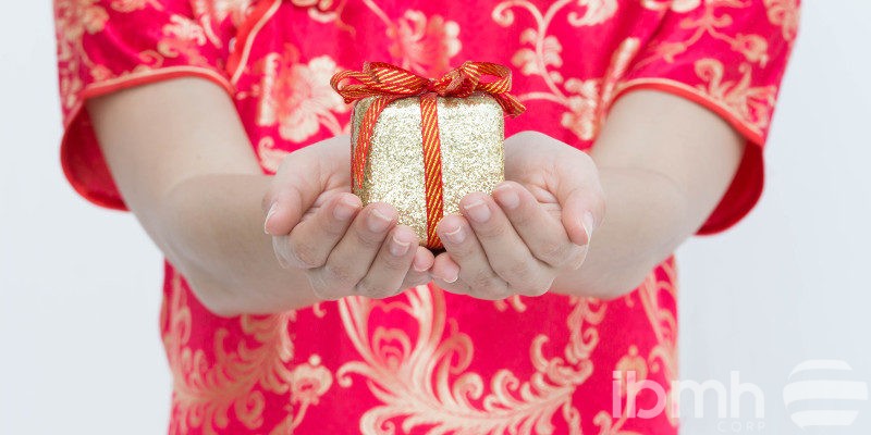 Giving gifts - Top tips when meeting people in China